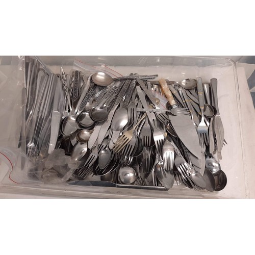 254 - LARGE QUANTITY OF MIXED CUTLERY