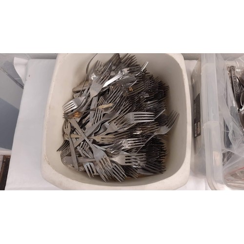 254 - LARGE QUANTITY OF MIXED CUTLERY