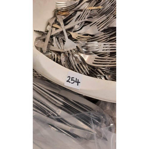 254 - LARGE QUANTITY OF MIXED CUTLERY