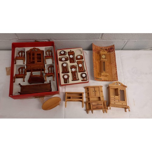 250 - DOLLS HOUSE FURNITURE