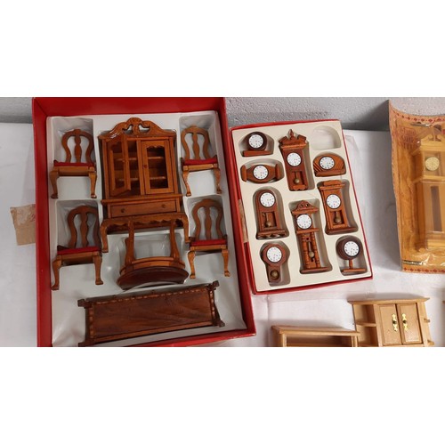 250 - DOLLS HOUSE FURNITURE