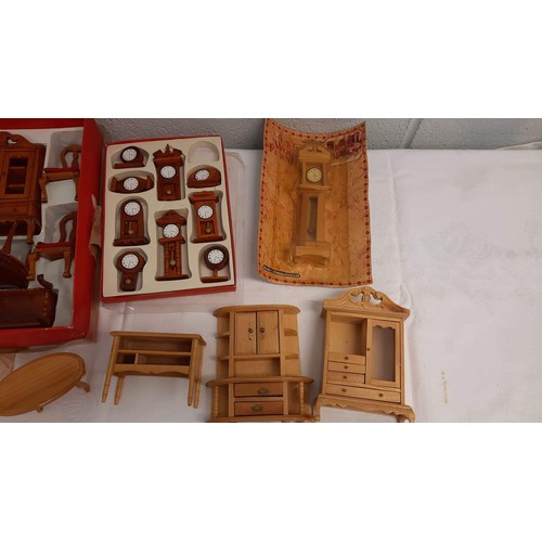 250 - DOLLS HOUSE FURNITURE