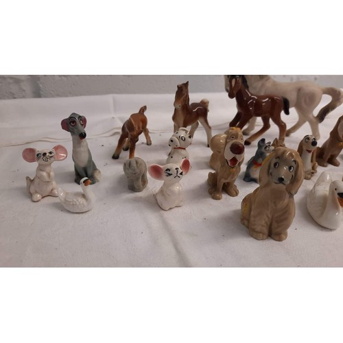 284 - MIXED ANIMAL FIGURES