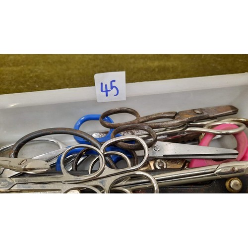 45 - quantity of mixed scissors