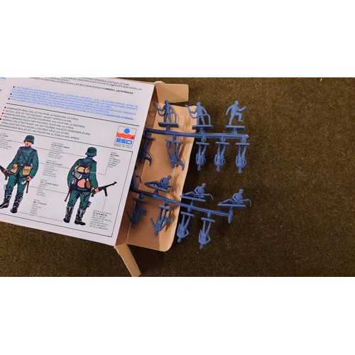 91 - WW2 model German soldiers boxed 1.35 scale by Revell and ESCI Italy