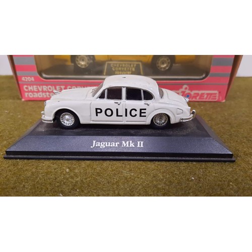 93 - Jaguar MK II police car model 1/24 chevrolet corvette