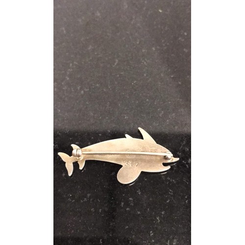 168 - Sterling silver dolphin broach weight 5.54g