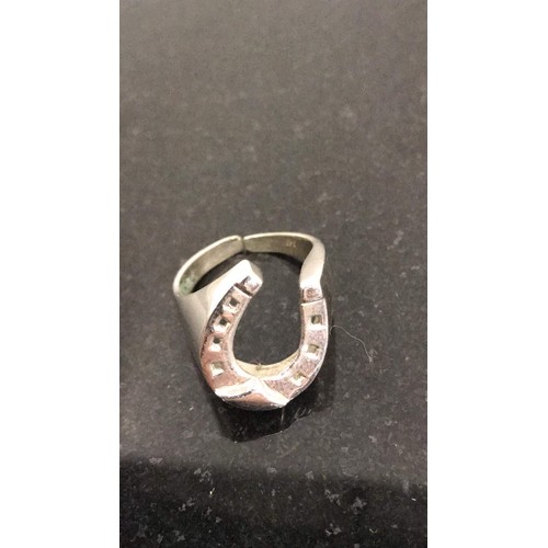 218 - 835 silver horseshoe ring weight 5.23g