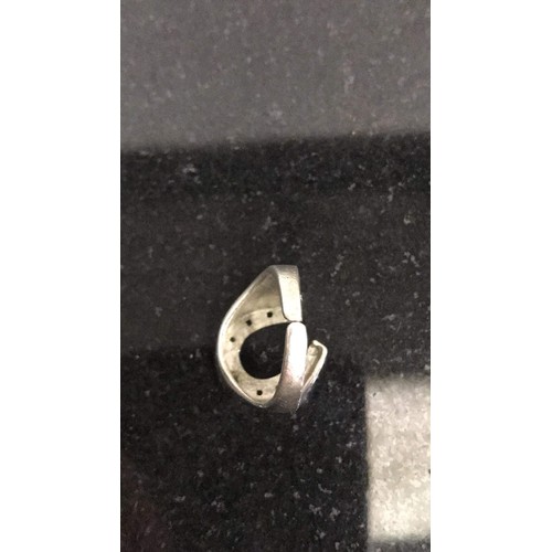 218 - 835 silver horseshoe ring weight 5.23g