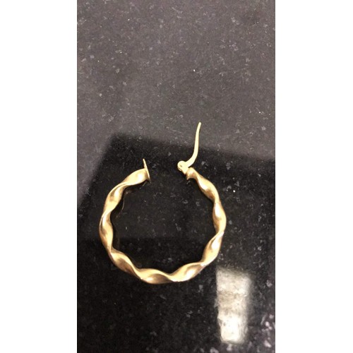 198 - 9ct gold earring weight 0.58g