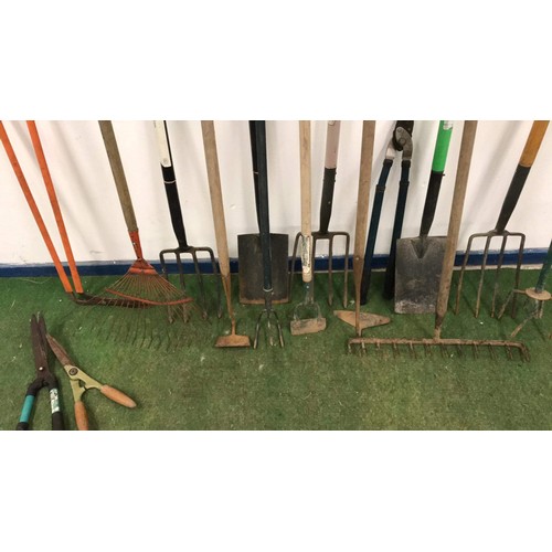 393 - LONG HANDLE GARDEN TOOLS