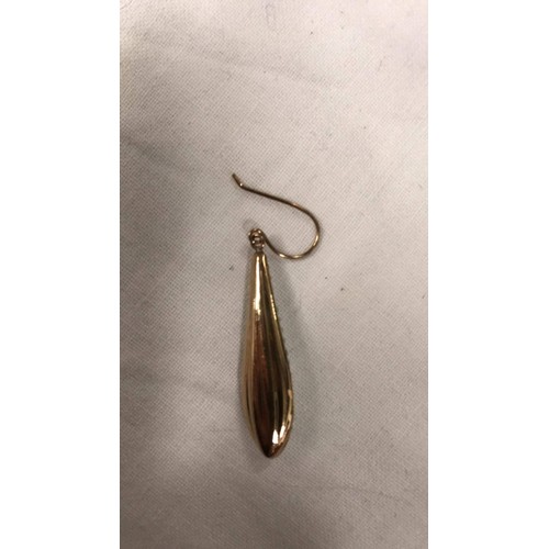 229 - 9ct gold earring weight 1.00g TOTAL