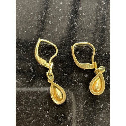 208a - Gold earrings weight 1.95g