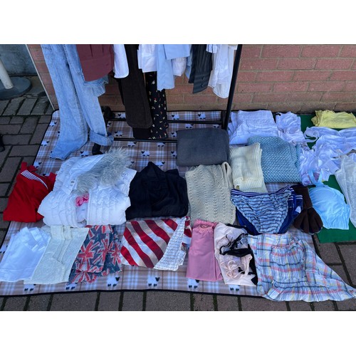 453 - LARGE QUANTITY OF ladies clothes