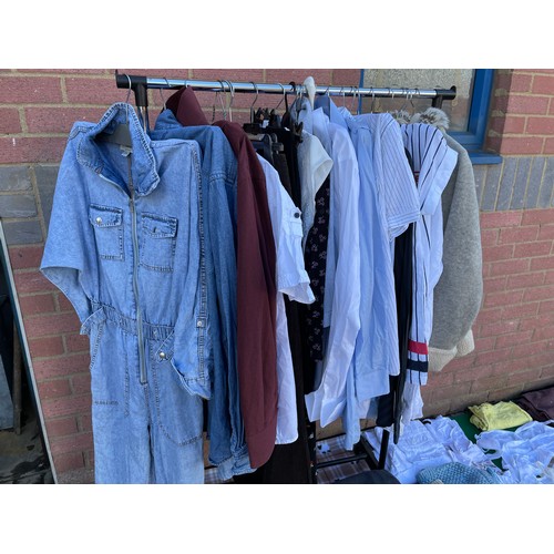 453 - LARGE QUANTITY OF ladies clothes