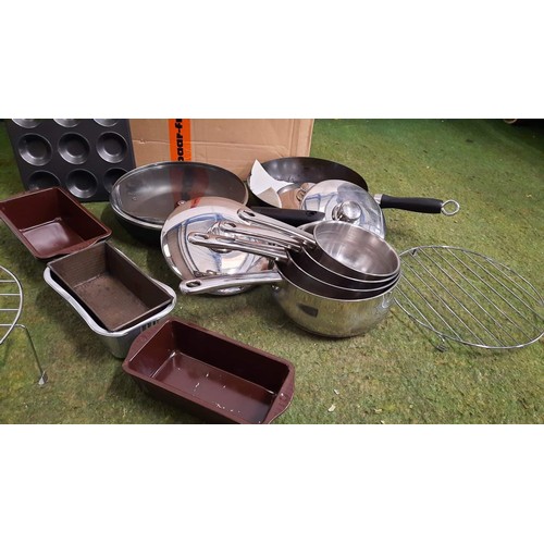 467 - MIXED SAUCEPANS