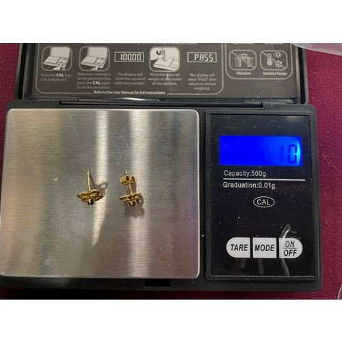 162a - Gold earrings weight 1.10g