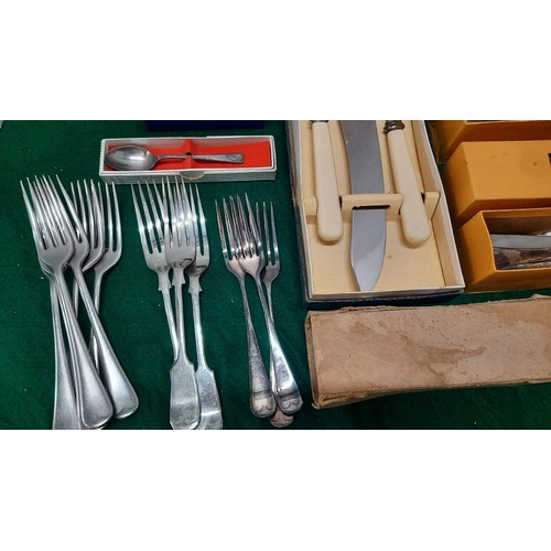 210 - Quantity of cutlery