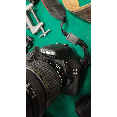 46 - Canon EOS 550D camera & other camera accessories