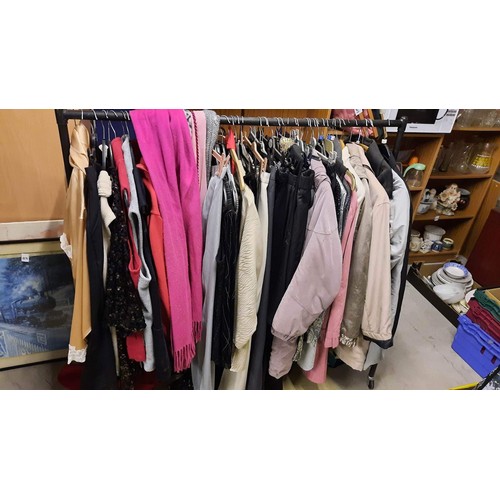 732 - Large quantity of women's clothing