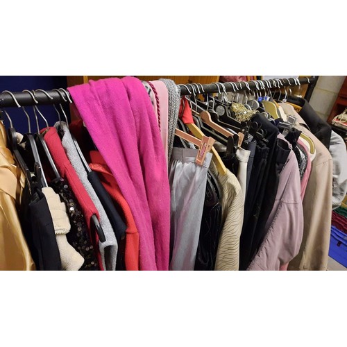 732 - Large quantity of women's clothing