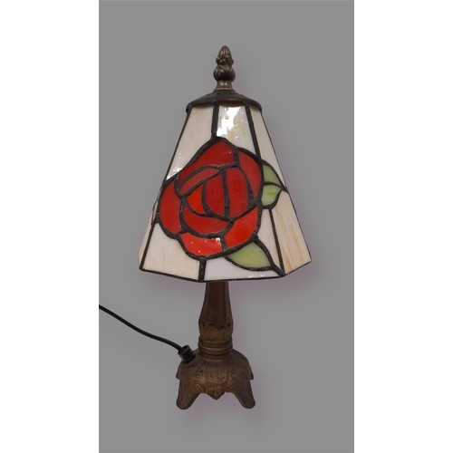 36 - Tiffany style side lamp - working