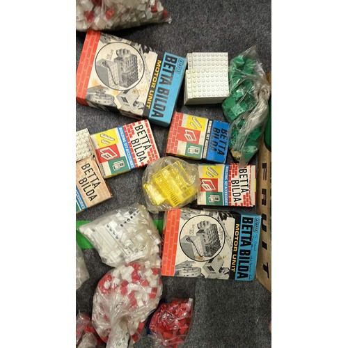 114 - VINTAGE AIRFIX BUILDING BLOCKS