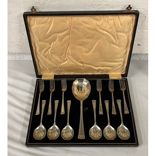 1 - Boxed spoon set