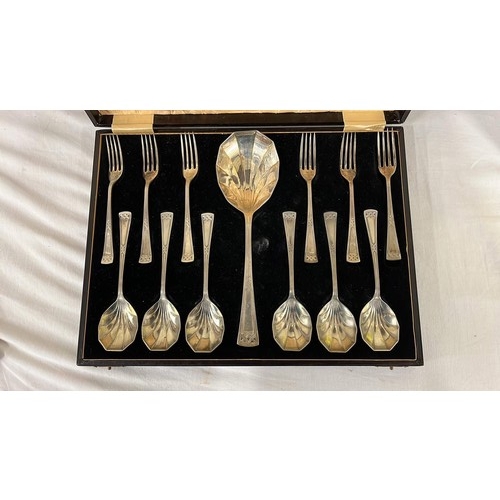 1 - Boxed spoon set