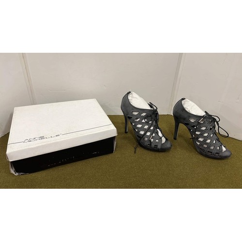 198 - BOXED LADIES SHOES SIZE 4