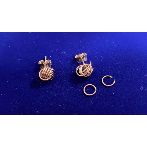 224 - 9ct gold earrings - weight 1.27g