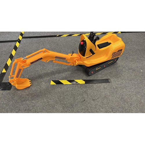 102 - LARGE YELLOW DIGGER WITH MOVEMENT AND SOUND SEE ALL PICTURES