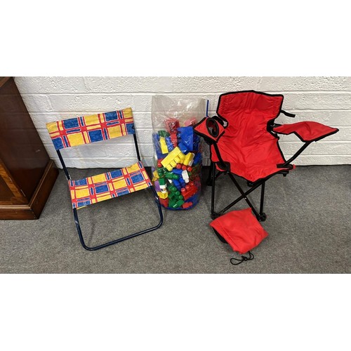 173 - CHILS FOLDING CHAIRS AND BLOCKS