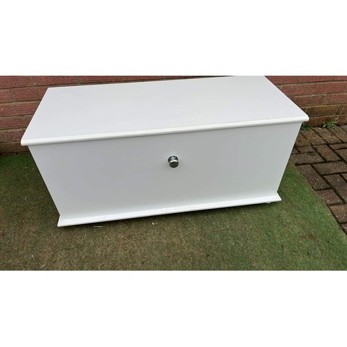 393 - WHITE BLANKET BOX