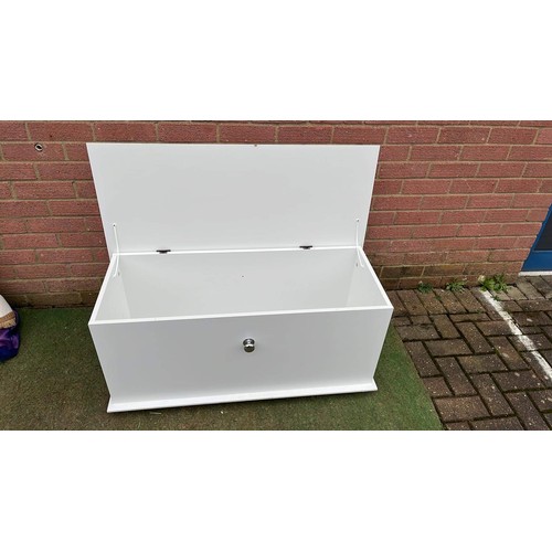 393 - WHITE BLANKET BOX