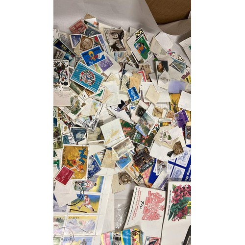 227 - QUANTITY OF WORLD STAMPS