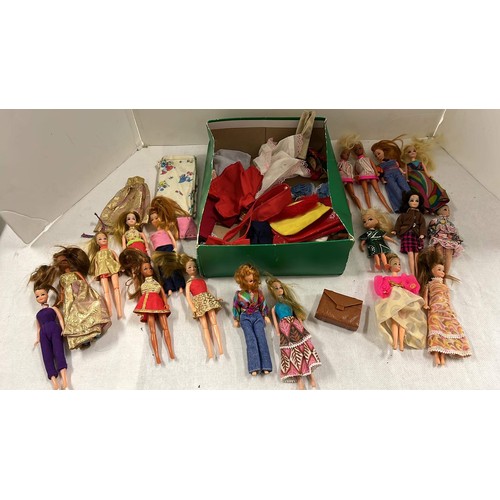 246 - 18 X SMALL JOINTED DOLLS