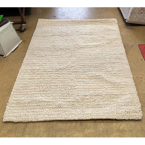 417 - CREAM OVER RUG