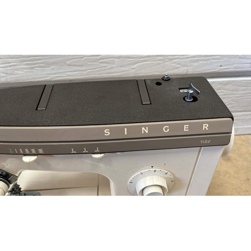 457 - SINGER SEWING MACHINE MODEL 7102