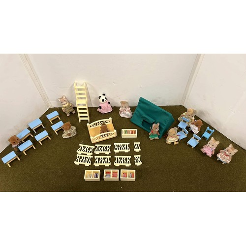 310 - SMALL MOUSE FIGURE TOYS AND FURNITURE