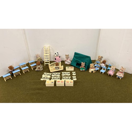 310 - SMALL MOUSE FIGURE TOYS AND FURNITURE