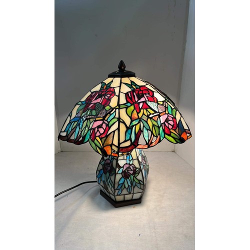 300 - TIFFANY STYLE LAMP WITH FLORAL PATTERN - 48CM HIGH & 40CM WIDTH