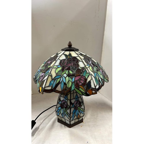 300 - TIFFANY STYLE LAMP WITH FLORAL PATTERN - 48CM HIGH & 40CM WIDTH