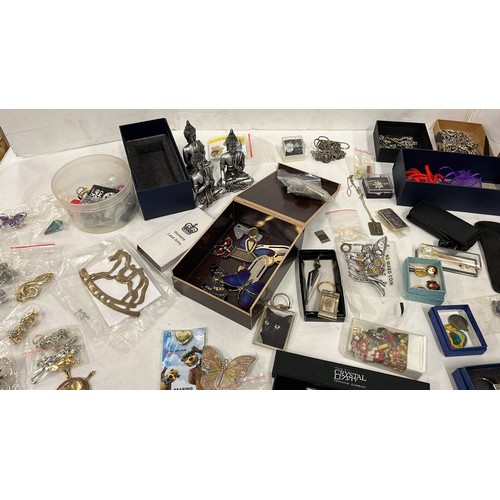 60 - COLLECTABLE ITEMS