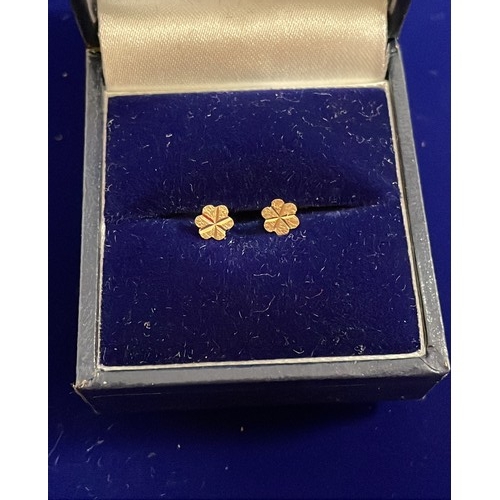 220 - 9ct gold flower earrings - weight 0.48g