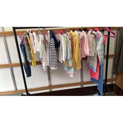 147 - LARGE SELECTION OF CHILDREN CLOTHES