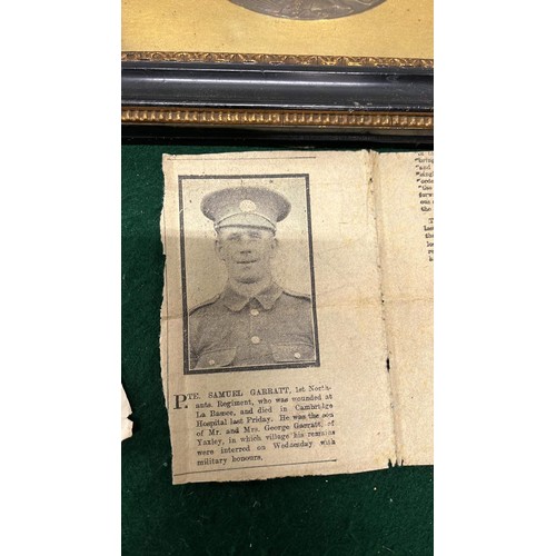 244 - WORLD WAR I MEMORIAL DEATH PLAQUE FRAMED FOR SAMUEL GARRETT WITH NEWS PAPER NOTIES AND PERSONAL LETT... 