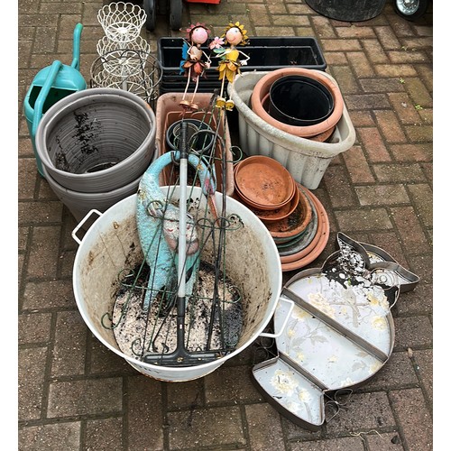 532 - MIXED GARDEN FLOWER POTS AND OTHER ITEMS