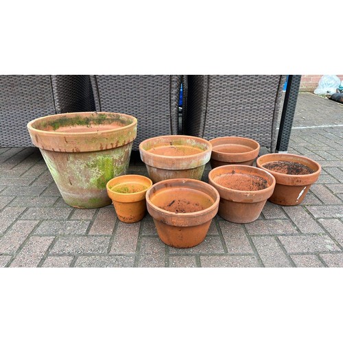 524 - QUANTITY OF TERRACOTTA FLOWER POTS