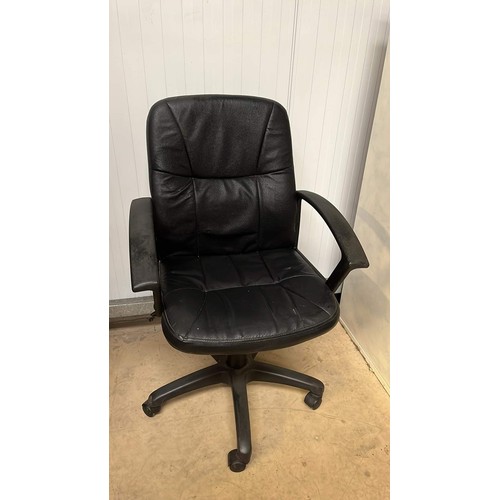 224 - BLACK OFFICE CHAIR